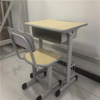 Set aus Schreibtisch und Stuhl